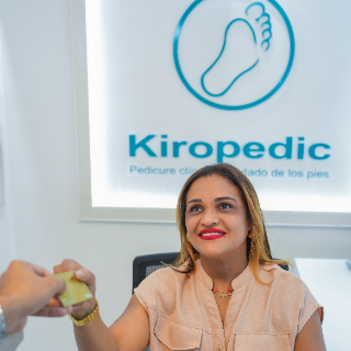Recepción de Kiropedic atendiendo a un cliente