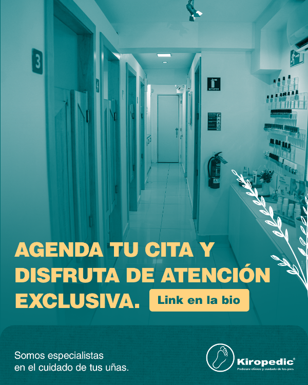 Pasillo de cabinas y exhibidor de esmaltes en Kiropedic